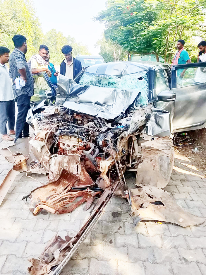 ट्रक से टकराई कार, शिक्षा मंत्री के भांजे समेत 4 गंभीर