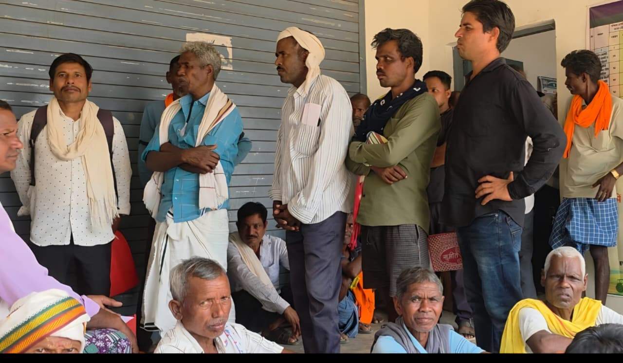 खाद-बीज का भंडार भरा, फिर भी खाली हाथ लौट रहे किसान