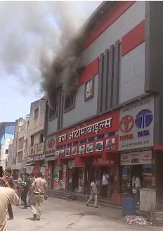 मौदहापारा के के रोड स्थित जया आटोमोबाइल में आग