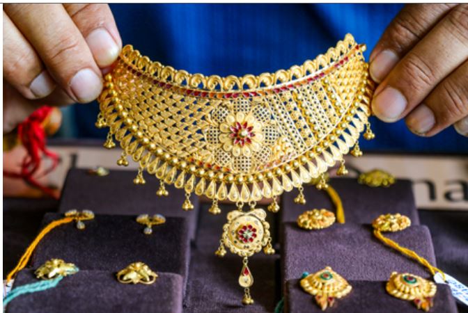 अमेरिका-ईरान तनाव बढ़ने से कीमती धातुओं में गिरावट, एमसीएक्स पर सोना 1.46 लाख रुपए के करीब, चांदी 0.47 प्रतिशत फिसली