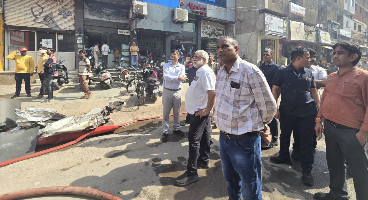 जया ऑटोमोबाइल में सुबह 10 बजे से लगी आग अब तक सुलग रही 