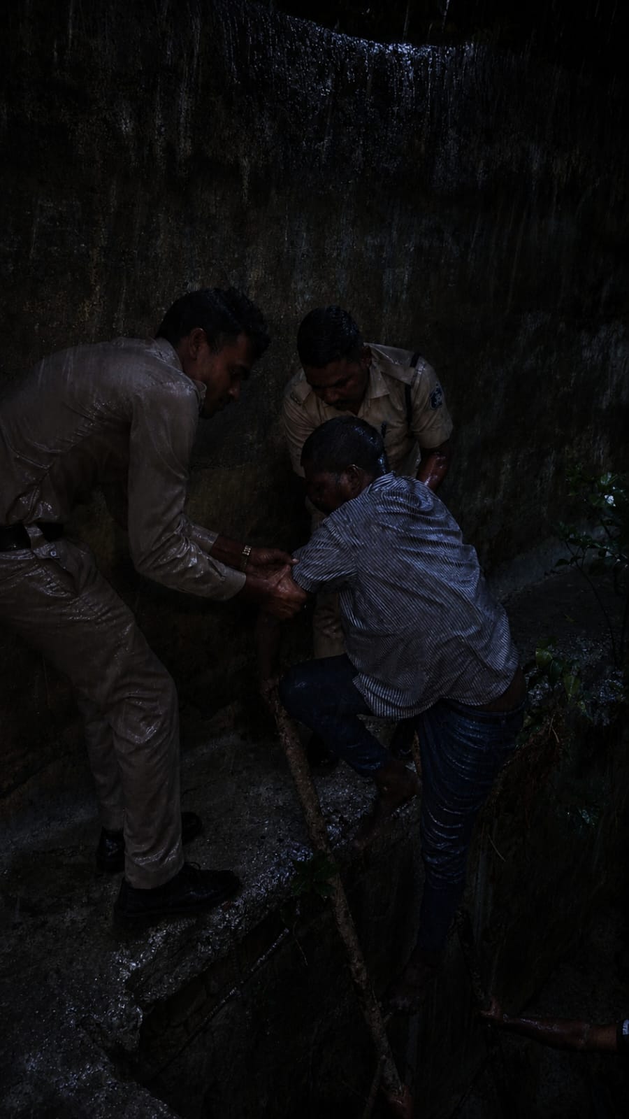 तेज बारिश के बीच गंज पुलिस बनी सहारा, नाले में गिरे अर्धविक्षिप्त को सुरक्षित निकाला