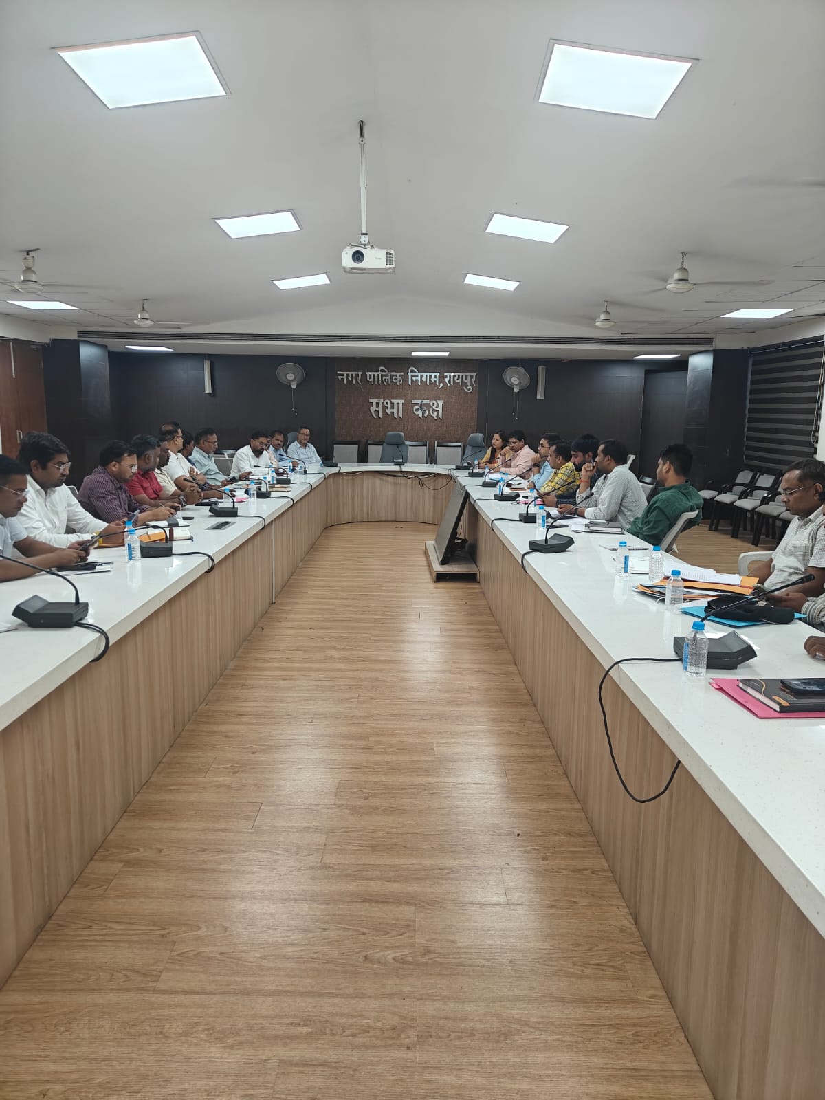 निगम न बिजली बिल जमा करेगा और न बिजली कंपनी संपत्ति कर 