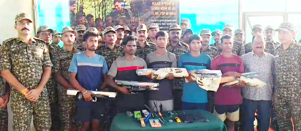 कभी नक्सलियों के डर से गांव से बाहर नहीं निकले, अब पहली बार देखा सिनेमा और स्विमिंग पूल