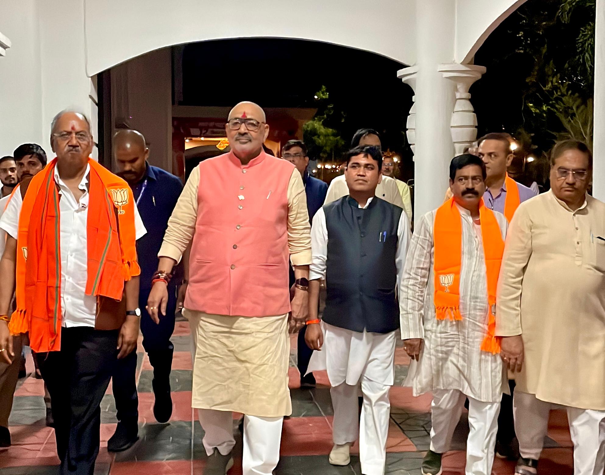 भाजपा कार्यालय पहुंचे गिरिराज सिंह