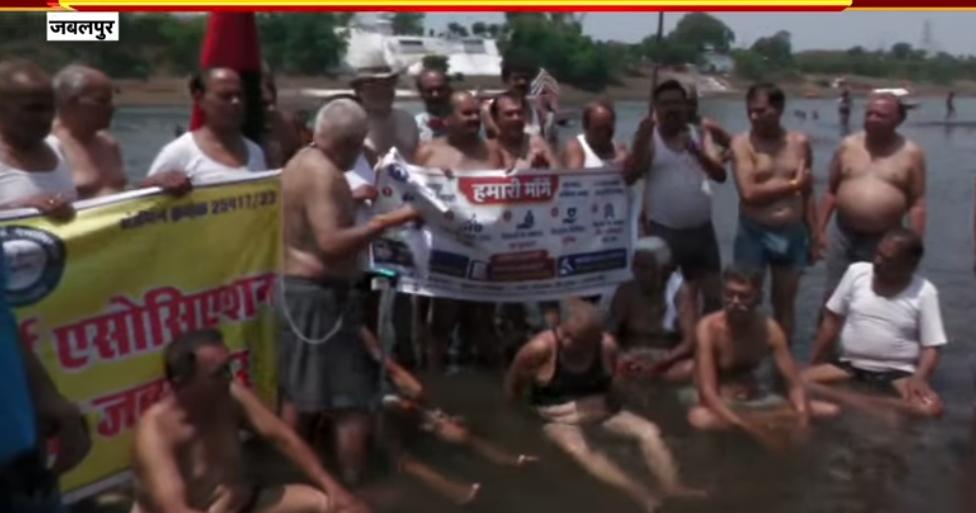 वित्त की धारा 49 खत्म करने उधर नर्मदा में जल सत्याग्रह, इधर  महासंघ लगातार संघर्ष कर रहा 