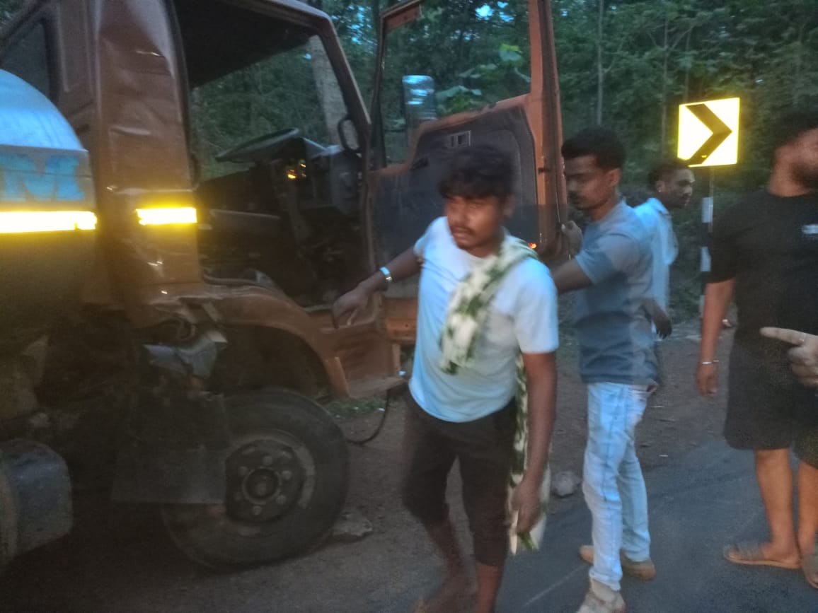 टैंकर-ट्रक की टक्कर, दोनों ड्राइवर जख्मी