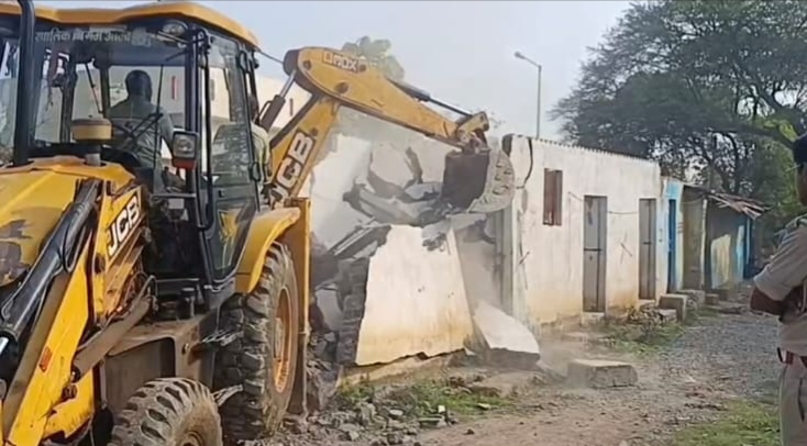 17 अवैध मकानों पर चला बुलडोजर