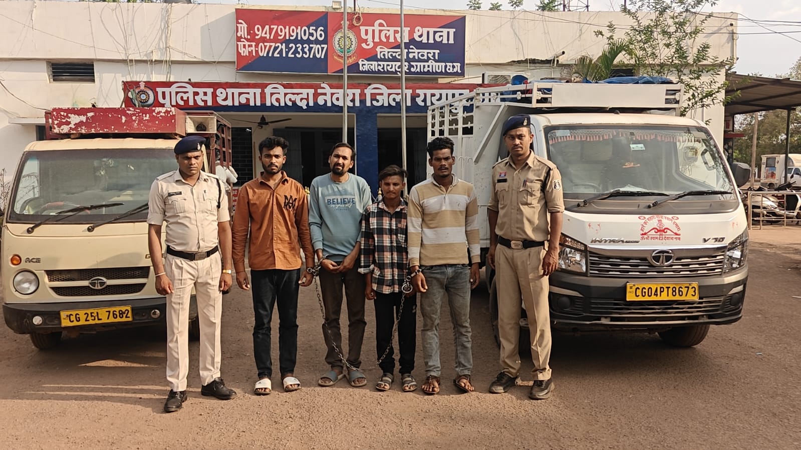 108 कट्टा धान चुराने वाले 4 गिरफ्तार, धान और गाड़ियां जब्त 