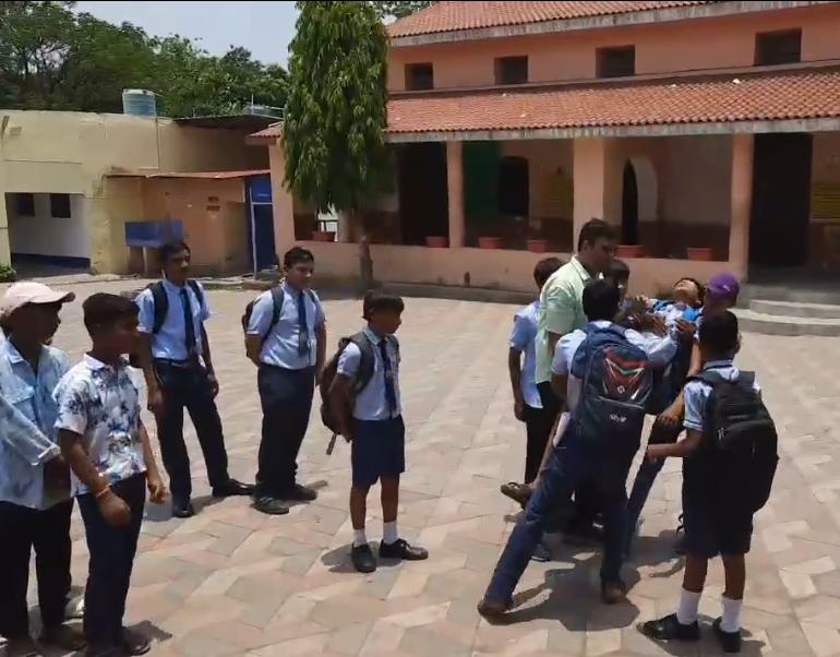 स्कूल खुला, प्रार्थना में बेहोश होकर गिरा छात्र, अस्पताल में भर्ती