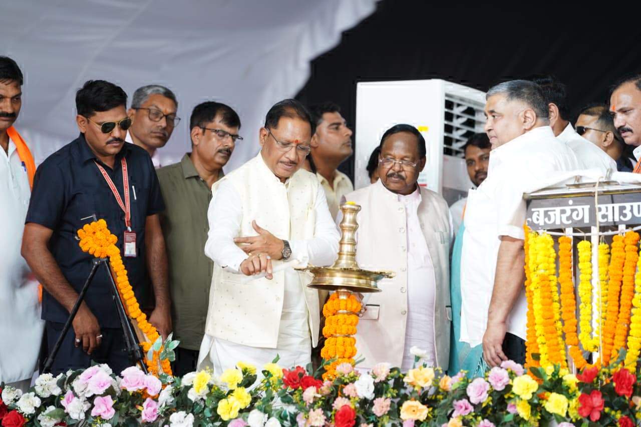 शिवनंदनपुर नपं के नवनिर्वाचित अध्यक्ष व पार्षदों ने ली शपथ, सीएम सहित कई मंत्री रहे मौजूद