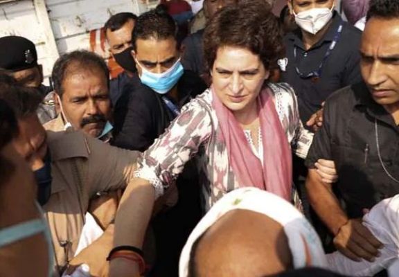 UP पुलिस ने प्रियंका गांधी वाड्रा को आगरा जाने से रोका, करनी थी पुलिस कस्टडी में मरे शख्स के परिवार से मुलाकात