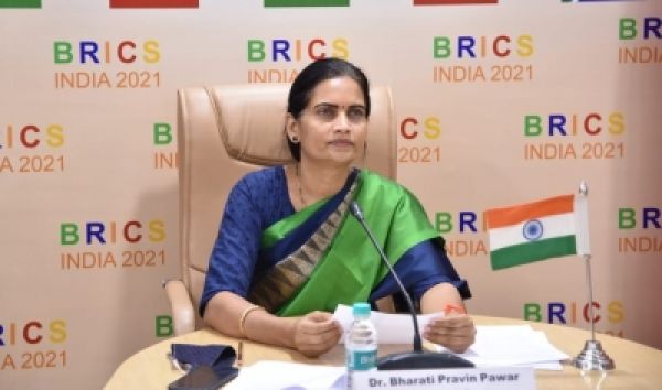 केंद्र का लक्ष्य 2021 के अंत तक पूरी वयस्क आबादी का टीकाकरण करना है: मंत्री