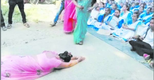 छात्रों के सामने घुटने टेक माफी मांगने मजबूर