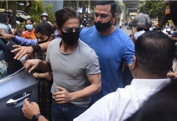 हिसाब माँगने वालों के पास झाँकने को गिरेबाँ भी नहीं