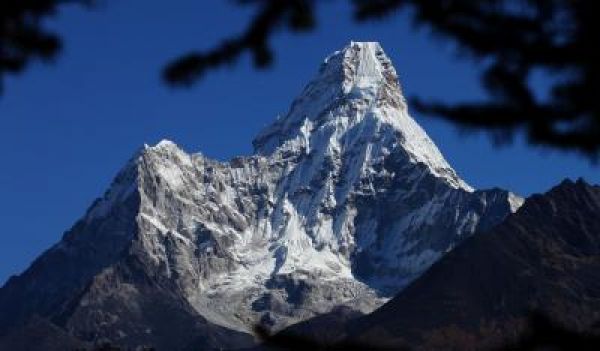 नेपाल की चोटी से पांच पर्वतारोहियों को बचाया गया, एक लापता