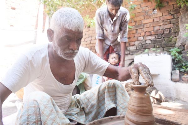 चिराग तले अंधेरा !