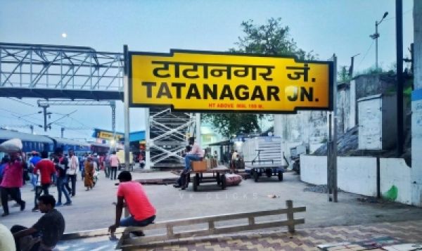महिला और शिशु की जान बचाने के लिए उलटी दिशा में दौड़ी ट्रेन