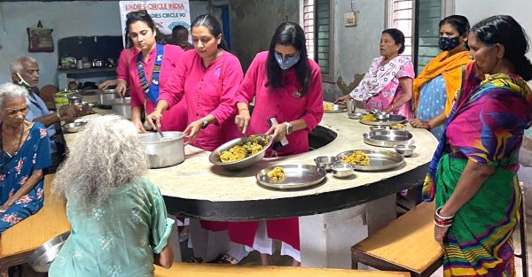 वृद्धाश्रम में दिन भर खाना खिलाकर रायपुर लेडीज सर्किल 90 ने जॉय ऑफ़ गिविंग वीक किया शुरू