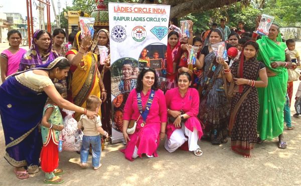 रायपुर के कोटा और फुंडहर इलाकों में ज़रूरतमंदों को रायपुर लेडीज सर्किल 90 ने दी आई-केयर किट