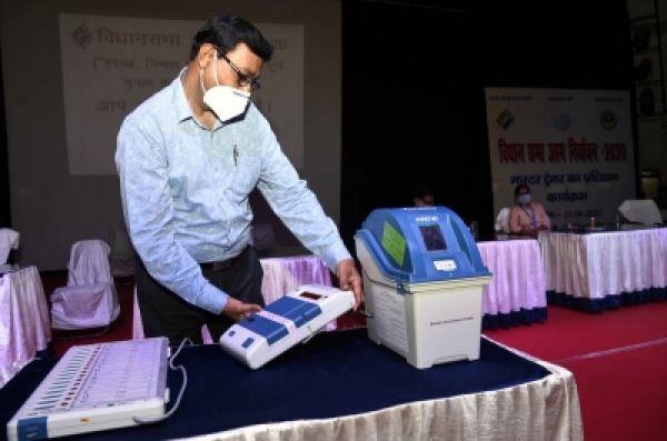बिहार उपचुनाव : वैशाली में बदमाशों ने पोलिंग बूथ में तोड़फोड़ की, ईवीएम को पहुंचाया नुकसान