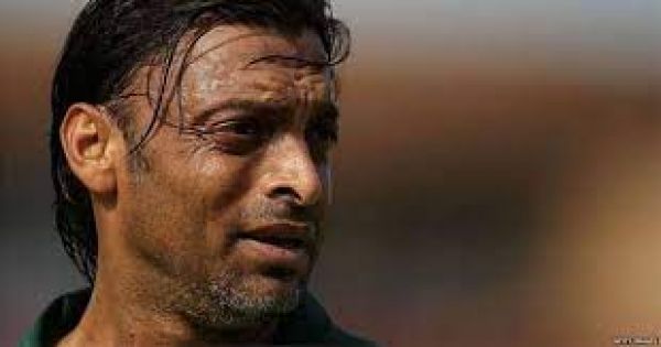 पाकिस्तान क्रिकेट टीम के पूर्व गेंदबाज़ शोएब अख़्तर और टीवी एंकर नोमान नियाज़