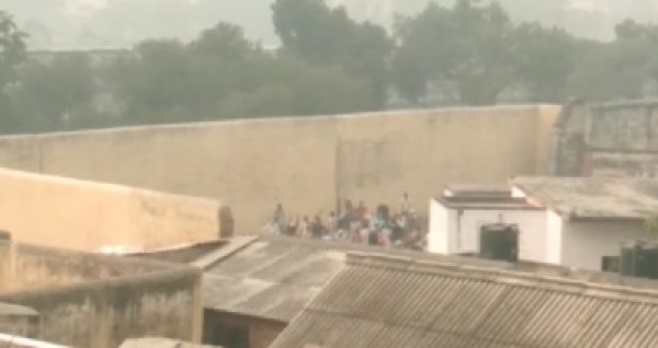 यूपी जेल में बंद कैदियों ने अधिकारियों को बनाया बंधक