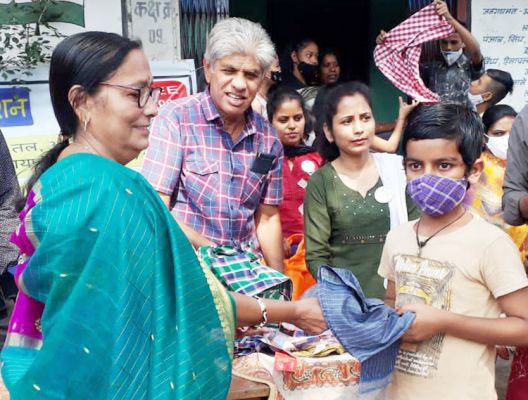 नये वस्त्र बांट चरामेति फाउंडेशन ने की 150 जरूरतमंद बच्चों की दीवाली रौशन