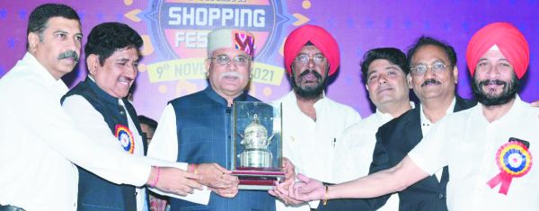 पंडरी शॉपिंग फेस्टिवल बंपर ड्रा में मुख्यमंत्री के हाथों निकली कार