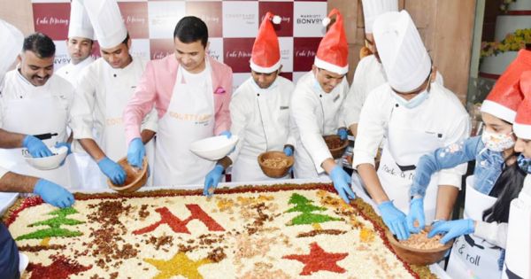 होटल कोर्टयार्ड बाय मैरियट में पारंपरिक केक मिक्सिंग के साथ क्रिसमस सीजन की शुरुआत  