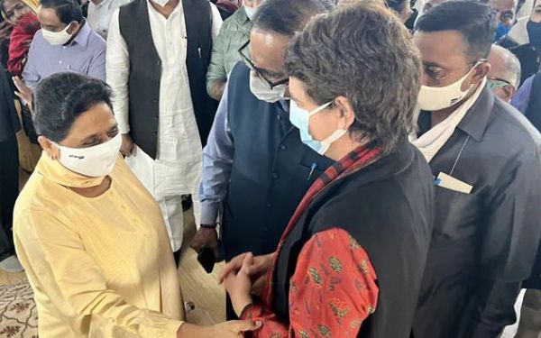 मायावती से मिलने उनके घर पहुंचीं प्रियंका गांधी, मां के निधन पर जताई संवेदना