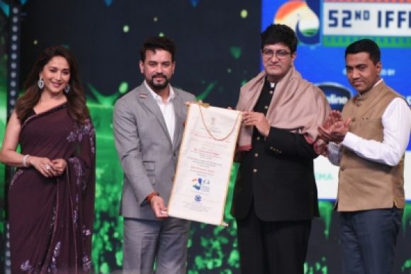 52वें आईएफएफआई में प्रसून जोशी को मिला 'फिल्म पर्सनैलिटी ऑफ द ईयर' अवॉर्ड