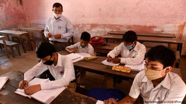 परीक्षा केंद्र पहुंचने से पहले ही क्यों लीक हो जाते हैं पेपर