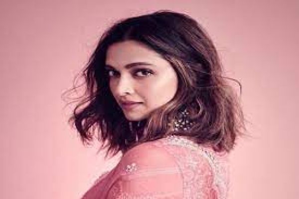 दीपिका पादुकोण पर हुआ पति रणवीर सिंह का असर! अटपटे आउटफिट पहनने पर उड़ा मजाक