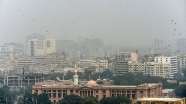 पाकिस्तानी सेना से सुप्रीम कोर्ट ने पूछा- सिनेमा हॉल और घर बनेंगे तो रक्षा का क्या होगा