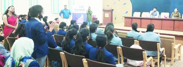 वृन्दावन हॉल में मैक विद्यार्थियों की कैरियर काउंसिलिंग, आईएएस प्रभात मलिक  एवं आईपीएस रत्ना सिंह का मिला मार्गदर्शन