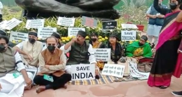 संसद भवन परिसर में विपक्षी दलों का प्रदर्शन जारी, निलंबन वापसी तक प्रदर्शन जारी रखने का एलान