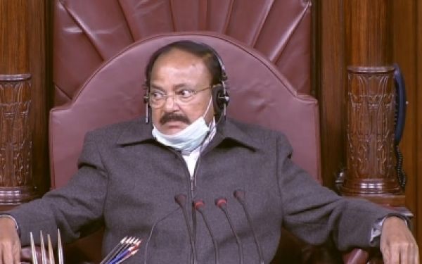निलंबन विवाद : नायडू ने सरकार, विपक्ष से गतिरोध दूर करने को कहा