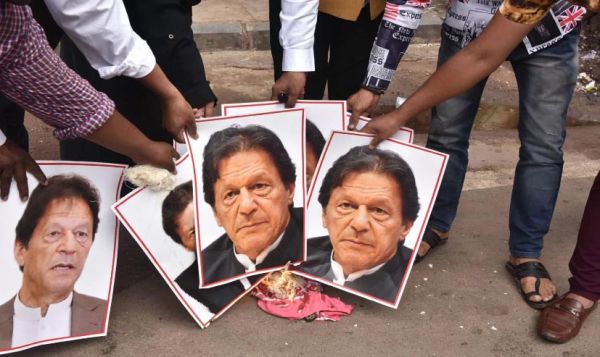 पाकिस्तान अपनी तौहीन क्यों करा रहा?