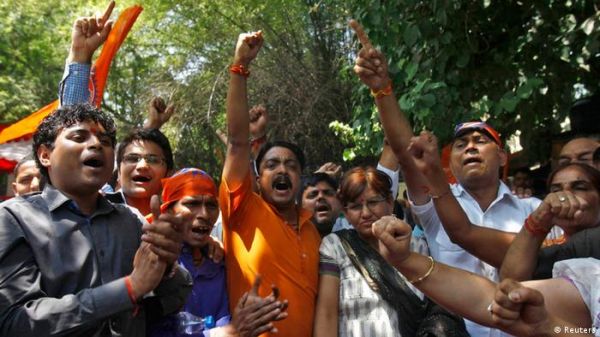 बजरंग दल के पत्थर अब आपके बच्चों तक पहुंचने लगे हैं!
