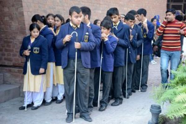 शिक्षा मंत्रालय: देश भर के सुनने में अक्षम छात्रों के लिए सांकेतिक भाषा में पाठ्य पुस्तकें