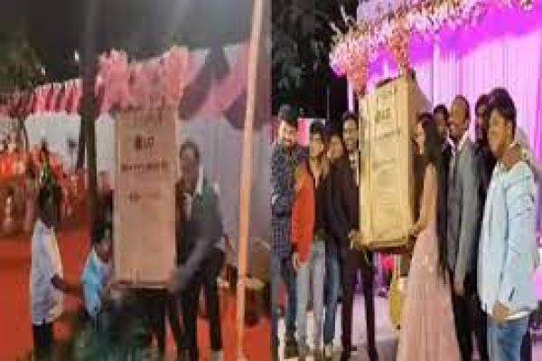 दोस्तों ने शादी में दिया इतना 'बड़ा गिफ्ट', भौचक्के रह गए दूल्हा-दुल्हन !