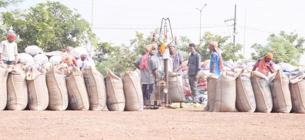 मण्डी शुल्क वृद्धि से किसानों को नुकसान की भरपाई कौन करेगा ?
