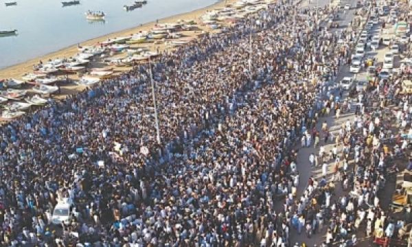ग्वादर की मुख्य सड़कों पर हजारों की संख्या में मार्च