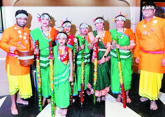 नाचा ने अमेरिका में मनाया जनजातीय गौरव दिवस, आदिवासी वेशभूषा में परंपरागत बस्तरिया नृत्य करके शहीद वीर नारायण सिंह को किया याद