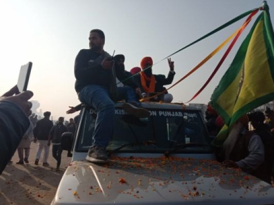 कई लोगों ने पर्दे के पीछे रहकर दी आंदोलन को मजबूती, अब 'जीत' का जश्न मनाते हुए घरों की ओर लौट रहे