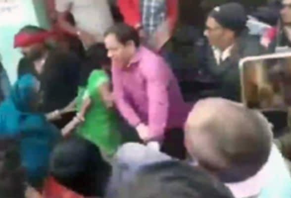 बिहार : पंचायत चुनाव में EVM तोड़कर मजिस्ट्रेट को पीटा