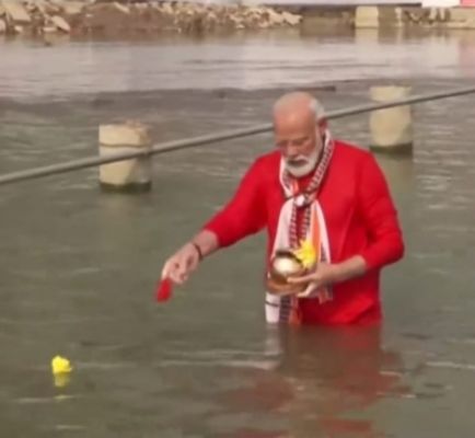 काशी कॉरिडोर का लोकार्पण: प्रधानमंत्री ने लगाई गंगा में डुबकी, जल लेकर पहुंचे बाबा के धाम