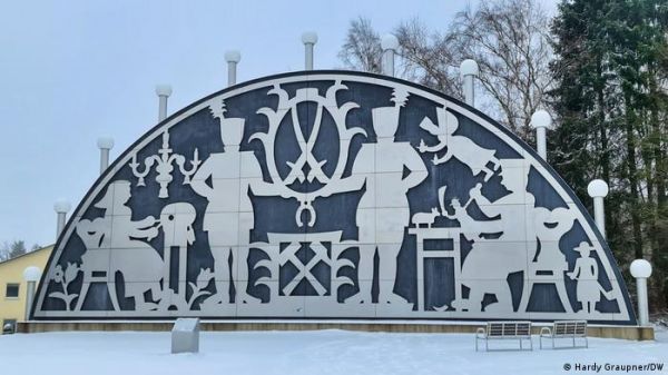 जहां क्रिसमस और मोमबत्ती के धनुषाकार होल्डर्स एक दूसरे के पर्याय हैं