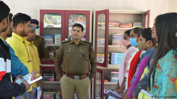 बिहार के नक्सली इलाके में युवा हौसलों को उड़ान दे रहा आईपीएस अफसर
